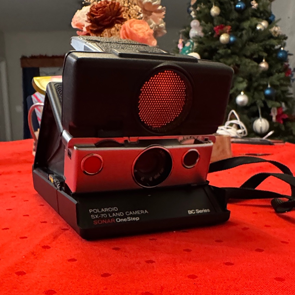 Polaroid Sx-70 Sonar Auto focus Chrome Folding instant film Camera.